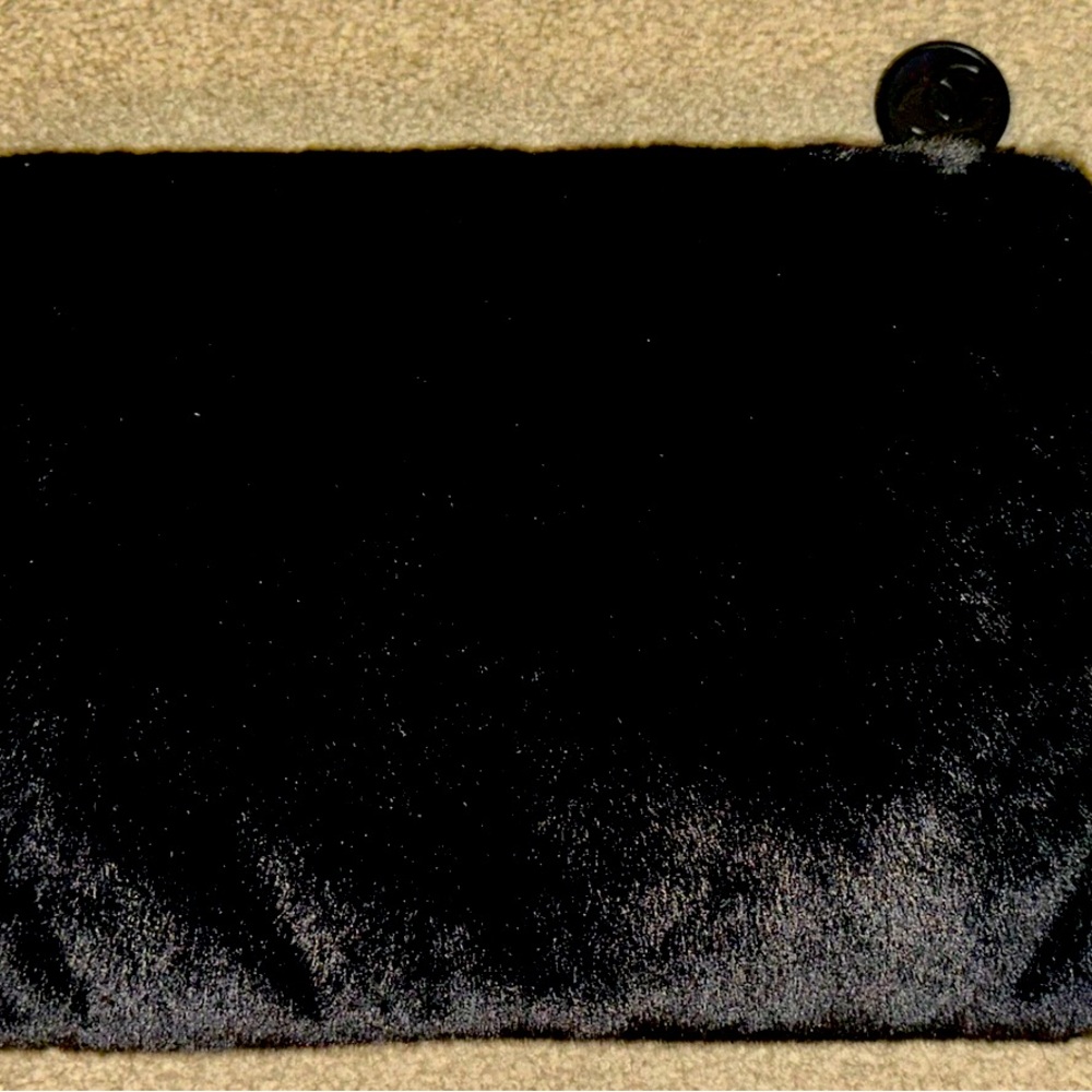 Brand new, rare furry authentic Chanel CC purse/ clutch/ cosmetic case,brand new - Picture 4 of 13